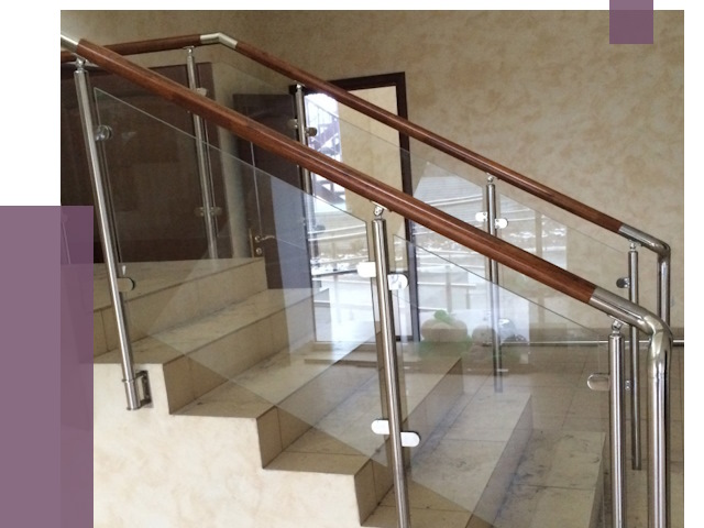 Комбинированные перила из металла и дерева в Советской Гавани