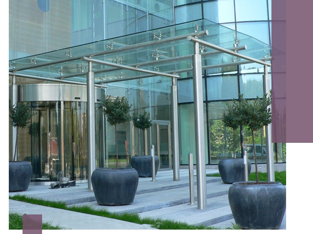 Навесы из стекла на заказ в Советской Гавани — монтаж и установка