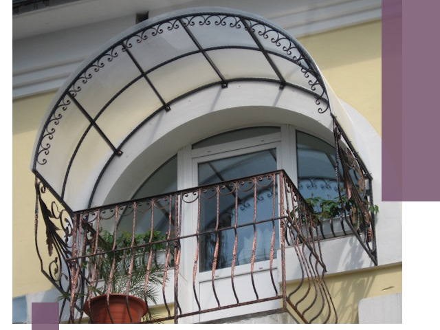 Козырьки над балконом в Советской Гавани — изготовление и монтаж